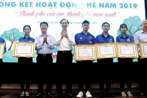 Phó Chủ tịch Thường trực UBND TPHCM Lê Thanh Liêm trao bằng khen cho các tập thể