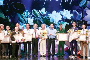 Thủ tướng Nguyễn Xuân Phúc và Thường trực Ban Bí thư Trần Quốc Vượng trao bằng khen của Thủ tướng Chính phủ cho 5 cá nhân và 20 điển hình tiên tiến tại chương trình