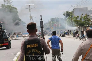 Cảnh sát được triển khai để đối phó với người biểu tình quá khích tại Timika, Indonesia. Ảnh: TTXVN