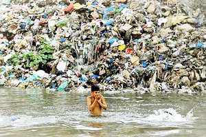 Nước bị ô nhiễm đe dọa sức khỏe con người và tăng trưởng kinh tế