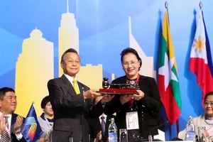 Chủ tịch Quốc hội Nguyễn Thị Kim Ngân nhận búa đảm nhận chức Chủ tịch AIPA 41 từ Thái Lan. Ảnh: Trọng Đức/TTXVN