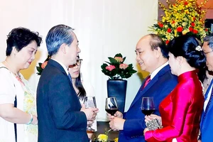 Thủ tướng Nguyễn Xuân Phúc và phu nhân gặp gỡ các đại biểu dự tiệc chiêu đãi. Ảnh: TTXVN
