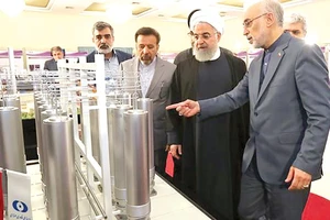 Tổng thống Iran Hassan Rouhani (thứ 2, phải sang trái) gia hạn thời gian 60 ngày để các quốc gia châu Âu cứu thỏa thuận