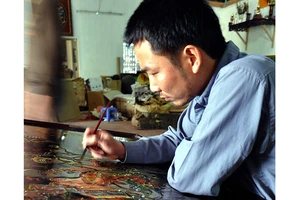 Nghệ nhân làng nghề sơn mài Hạ Thái (huyện Thường Tín, Hà Nội)