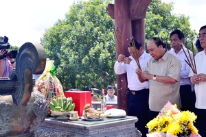 Thủ tướng Nguyễn Xuân Phúc dâng hương tưởng nhớ các anh hùng liệt sĩ tại Đài Tưởng niệm Thành cổ Quảng Trị