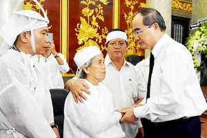 Bí thư Thành ủy TPHCM Nguyễn Thiện Nhân chia buồn với gia đình Đại tá, Anh hùng Nguyễn Văn Bảy