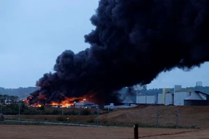 Cháy nhà máy hóa chất gây nguy cơ ô nhiễm sông Seine