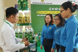 Đoàn viên công đoàn tìm hiểu các sản phẩm của Saigon Petro