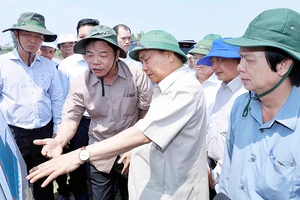 Thủ tướng thị sát tuyến đê biển bị sạt lở tại địa phận xã Tân Thành, huyện Gò Công Đông