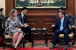 Chủ tịch UBND TP Nguyễn Thành Phong tiếp tân Tổng Lãnh sự Hoa Kỳ tại TPHCM Marie C.Damour. Ảnh: Thanhuytphcm