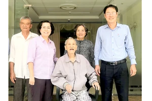 Nhân sĩ Nguyễn Hữu Hạnh và gia đình đến thăm trụ sở mới của MTTQ TPHCM năm 2018