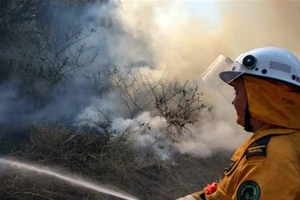 Cháy rừng, hạn hán tấn công Australia 