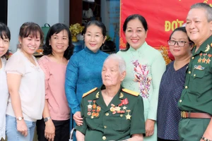 Phó Bí thư Thành ủy TPHCM Võ Thị Dung trao Huy hiệu Đảng cho đồng chí Lưu Văn Du