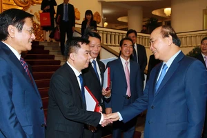 Thủ tướng Nguyễn Xuân Phúc với các Đại sứ, Trưởng cơ quan đại diện Việt Nam ở nước ngoài. Ảnh: TTXVN