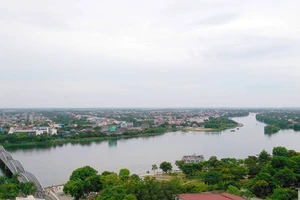 Đô thị Huế từ sông Hương nhìn về hướng biển và đầm phá