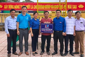 Tỉnh đoàn Hà Tĩnh trao tặng khu vui chơi thiếu nhi tại xã Thạch Hạ