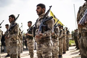 Thành viên của Các lực lượng Dân chủ Syria (SDF) tại Deir Ezzor, Syria. Ảnh: TTXVN