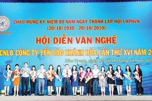 Chủ tịch và TGĐ tặng hoa cho các lãnh đạo nữ Công ty Yến sào Khánh Hòa