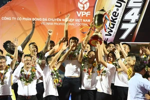 CLB bóng đá Hà Nội nâng Cup vô địch mùa giải V-League 2019