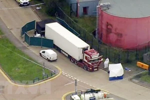 Cảnh sát phong tỏa chiếc xe container chở hàng chứa 39 thi thể ở hạt Essex, miền Đông Anh ngày 23-10-2019. Ảnh: AP/TTXVN