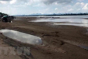 Mực nước sông Mekong xuống mức thấp bất thường. Ảnh: Hữu Kiên/TTXVN