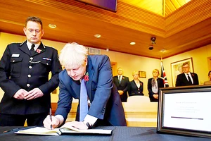 Thủ tướng Anh Boris Johnson viết lời chia buồn các nạn nhân