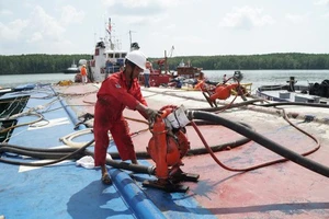 Vụ chìm tàu trên sông Lòng Tàu: Hút thành công 414m³ dầu