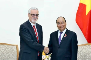 Thủ tướng Nguyễn Xuân Phúc tiếp Đại sứ CHLB Đức Guido Hildner đến chào xã giao, nhân dịp nhận nhiệm kỳ công tác tại Việt Nam. Ảnh: TTXVN
