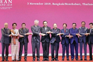 Thủ tướng Nguyễn Xuân Phúc và các trưởng đoàn tại lễ khai mạc Hội nghị Cấp cao ASEAN lần thứ 35. Ảnh: TTXVN