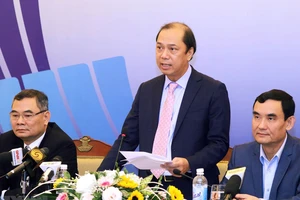 Thứ trưởng Bộ Ngoại giao Nguyễn Quốc Dũng, Tổng thư ký Ủy ban Quốc gia ASEAN 2020 chủ trì họp báo. Ảnh: Lâm Khánh/TTXVN