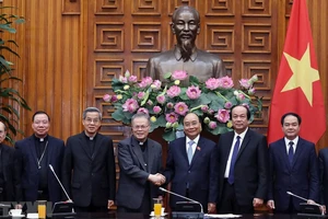 Thủ tướng Nguyễn Xuân Phúc cùng đoàn Hội đồng Giám mục Việt Nam. Ảnh: Thống Nhất/TTXVN