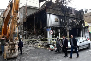 Một ngân hàng của Iran bị phóng hỏa. Nguồn: Reuters
