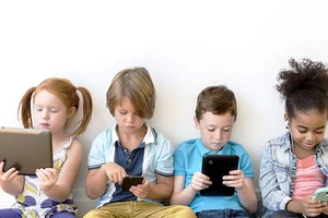 Theo WHO, trẻ em từ 1-4 tuổi không nên ở trước màn hình điện tử quá 1 giờ mỗi ngày và càng ít càng tốt