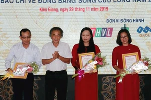 Lễ trao giải báo chí về Đồng bằng sông Cửu Long năm 2019. Ảnh: Lê Sen/TTXVN
