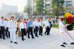 Đoàn đại biểu các dân tộc thiểu số TPHCM dâng hoa tưởng nhớ Chủ tịch Hồ Chí Minh