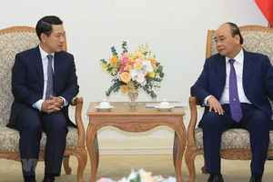 Thủ tướng Nguyễn Xuân Phúc tiếp Bộ trưởng Bộ Ngoại giao Lào Saleumxay Kommasith đang thăm chính thức Việt Nam. Ảnh: Thống Nhất/TTXVN
