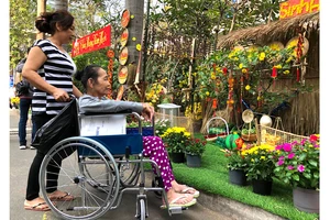 Bệnh nhân và người thân tham quan đường hoa trong khuôn viên Bệnh viện Chợ Rẫy