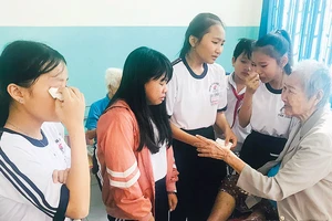 Các em học sinh Trường THCS Văn Thân thăm tết các cụ già ở Trung tâm Nuôi dưỡng bảo trợ người già và tàn tật Thạnh Lộc xúc động khi thấy bà Lê Thị Phượng không có người thân