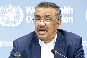 Ông Tedros Adhanom Ghebreyesus, Tổng Giám đốc Tổ chức Y tế thế giới, trong cuộc họp báo về dịch bệnh viêm phổi do virus Corona mới gây ra tại Geneva, Thụy Sĩ. Ảnh: TTXVN