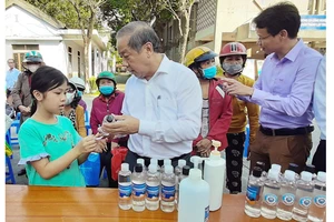 Ông Phan Ngọc Thọ thăm cơ sở sản xuất dung dịch nước rửa tay khô diệt khuẩn miễn phí cho cộng đồng