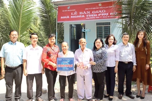Ban lãnh đạo HDTC và lãnh đạo Hội Liên hiệp Phụ nữ An Giang chụp hình lưu niệm cùng hộ gia đình cô Nguyễn Thị Chính - xã Hiệp Xương, huyện Phú Tân