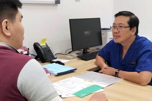 TS – BS Đỗ Minh Hùng, Trưởng khoa Ngoại, Bệnh viện Vinmec Central Park tư vấn cho người bệnh về hình thức phẫu thuật về trong ngày