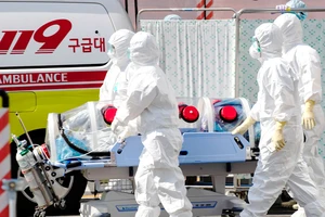 Nhân viên y tế chuyển bệnh nhân nhiễm Covid-19 tới bệnh viện ở Daegu, Hàn Quốc ngày 4-3