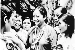 Cô Ba Định với các nữ đại biểu dự Đại hội Anh hùng - Chiến sĩ thi đua miền Nam lần thứ 2, tháng 9-1969. Ảnh: Tư liệu