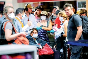 Nhiều hành khách kẹt tại sân bay vì nhiều quốc gia bất ngờ đóng cửa không phận. Ảnh: Getty Images