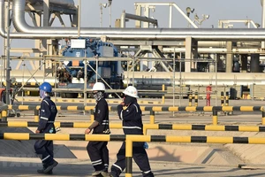 Saudi Arabia lún sâu vào cuộc chiến giá dầu