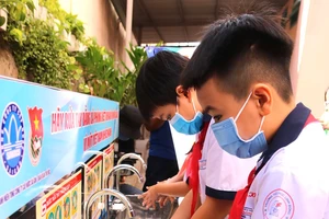 Trao 25 bồn rửa tay mở nước bằng chân đạp cho học sinh
