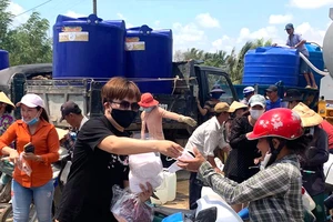 Nghệ sĩ Đại Nghĩa tặng bồn chứa nước và khẩu trang cho người dân