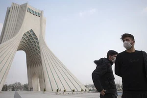 Người dân đeo khẩu trang để phòng tránh lây nhiễm Covid-19 tại Tehran, Iran. Nguồn: TTXVN