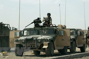 Binh sỹ Mỹ tuần tra tại tuyến đường dẫn tới căn cứ quân sự al-Taji ở phía Bắc thủ đô Baghdad, Iraq. Ảnh: TTXVN